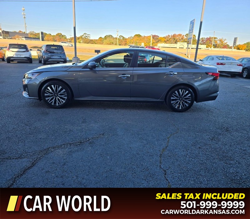 Nissan Altima Vehicle Full-screen Gallery Image 4