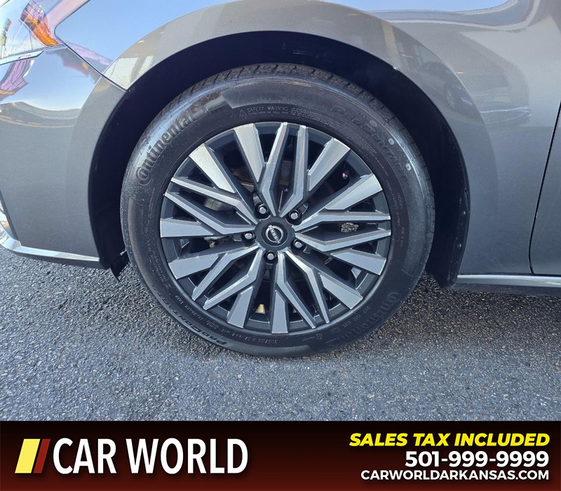 Nissan Altima Vehicle Full-screen Gallery Image 6