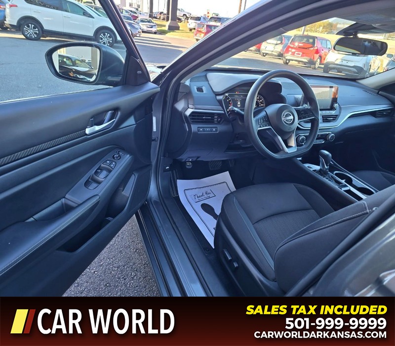 Nissan Altima Vehicle Full-screen Gallery Image 7