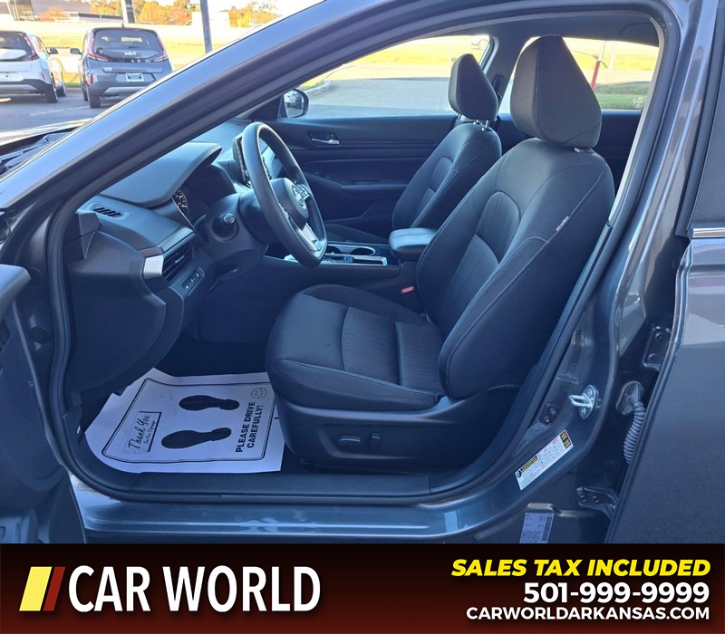 Nissan Altima Vehicle Full-screen Gallery Image 8