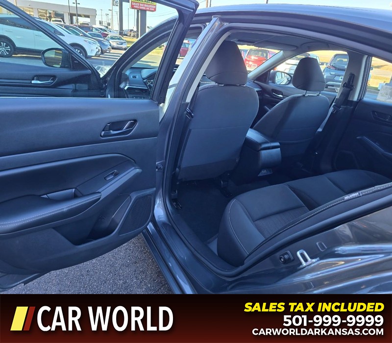 Nissan Altima Vehicle Full-screen Gallery Image 9