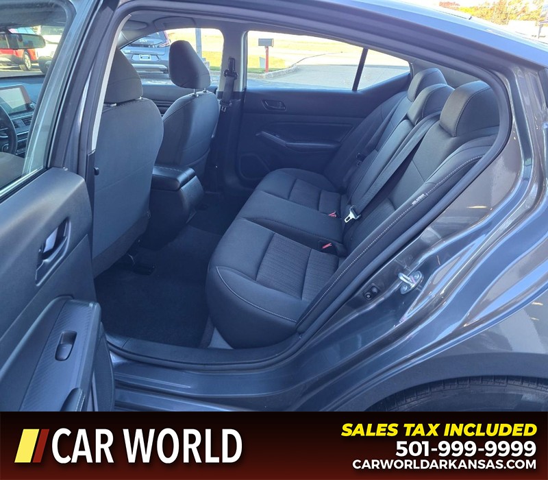 Nissan Altima Vehicle Full-screen Gallery Image 10