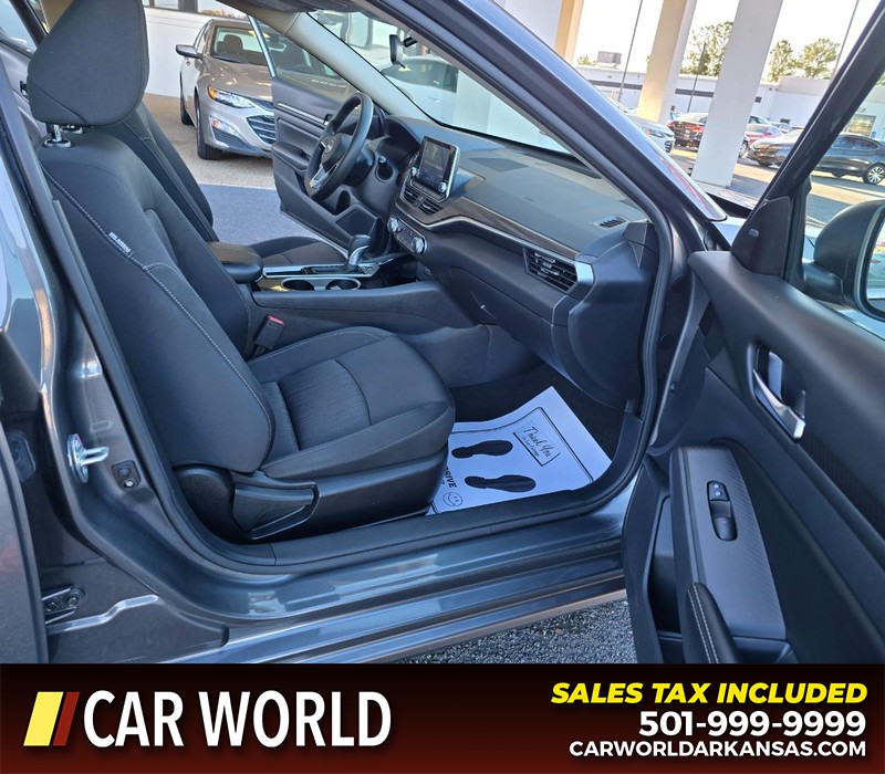 Nissan Altima Vehicle Full-screen Gallery Image 11