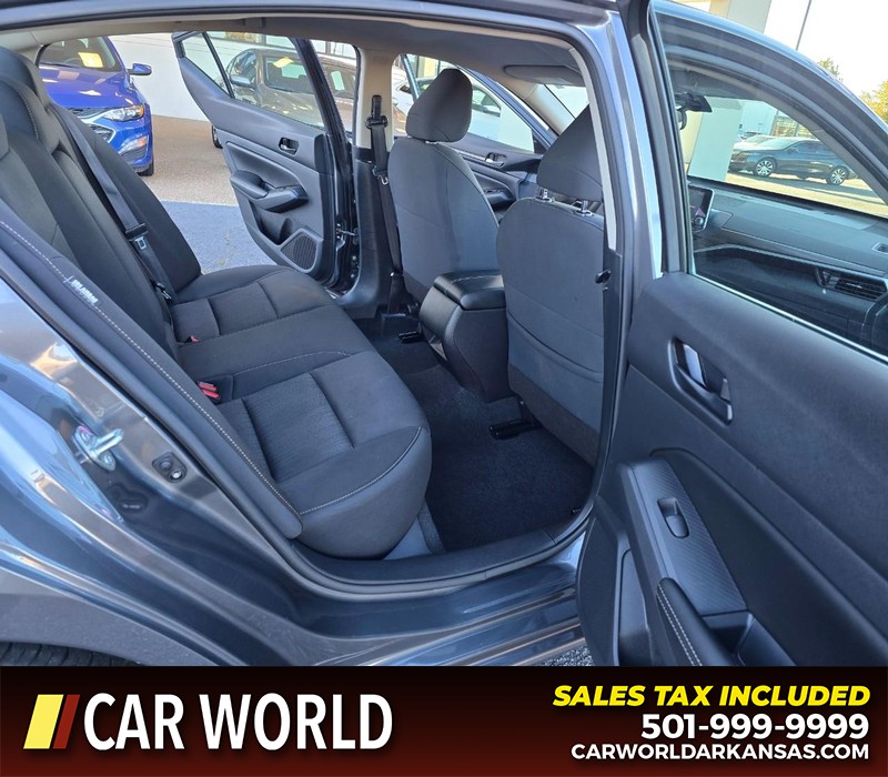 Nissan Altima Vehicle Full-screen Gallery Image 12