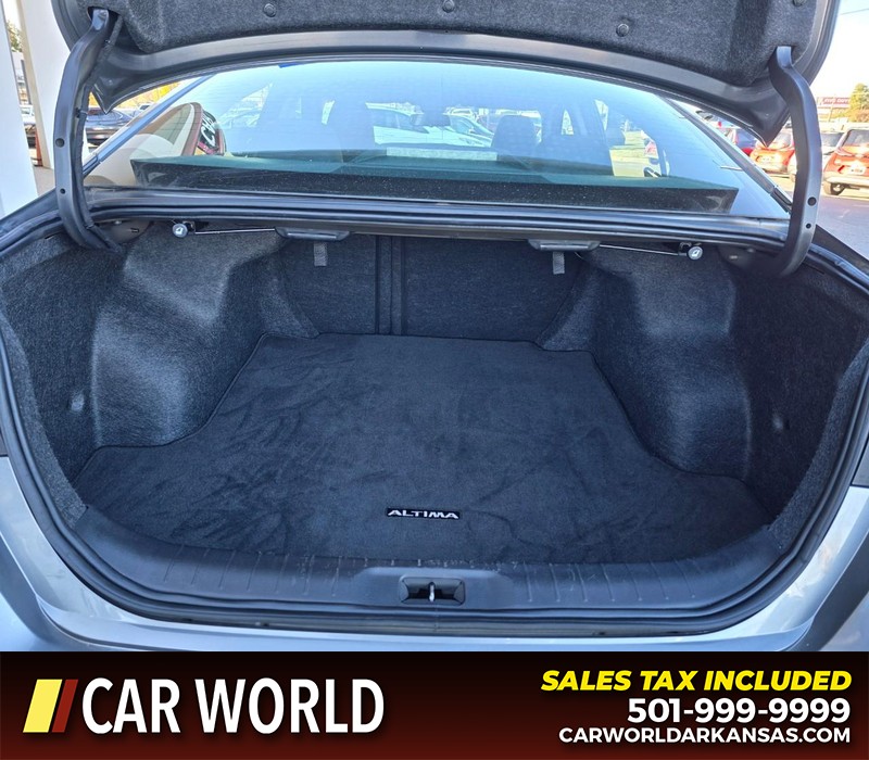 Nissan Altima Vehicle Full-screen Gallery Image 13