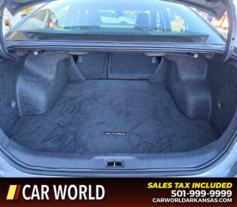 Nissan Altima Vehicle Full-screen Gallery Image 14