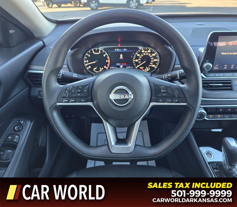 Nissan Altima Vehicle Full-screen Gallery Image 15