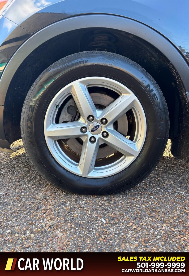 Ford Explorer Vehicle Full-screen Gallery Image 11