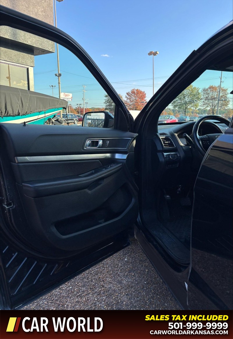 Ford Explorer Vehicle Full-screen Gallery Image 12