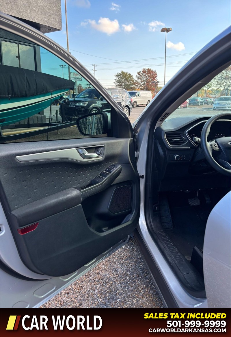 Ford Escape Vehicle Full-screen Gallery Image 12