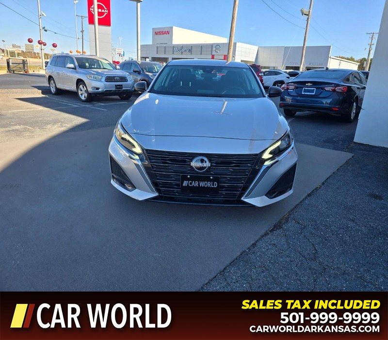 Nissan Altima Vehicle Full-screen Gallery Image 2