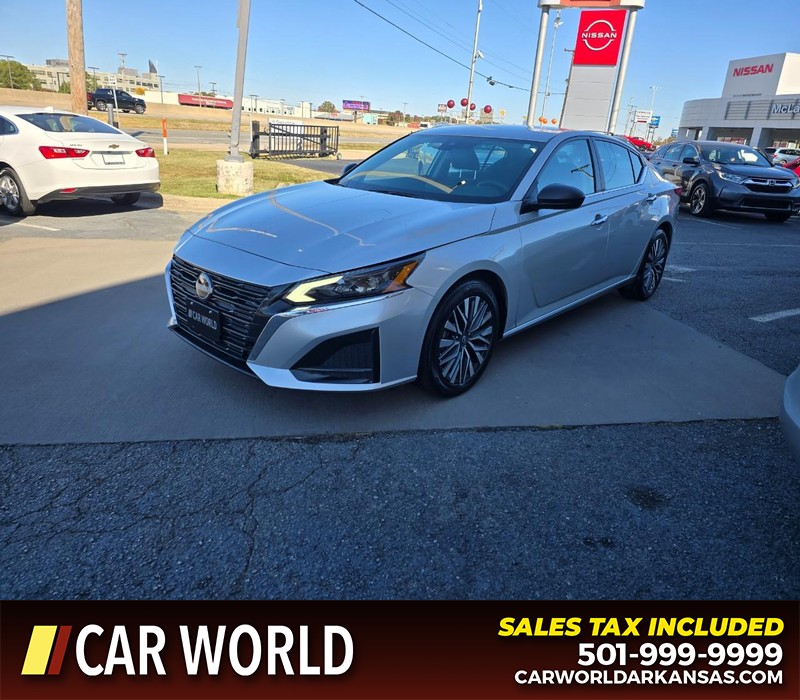 Nissan Altima Vehicle Full-screen Gallery Image 3