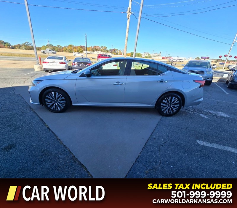 Nissan Altima Vehicle Full-screen Gallery Image 4