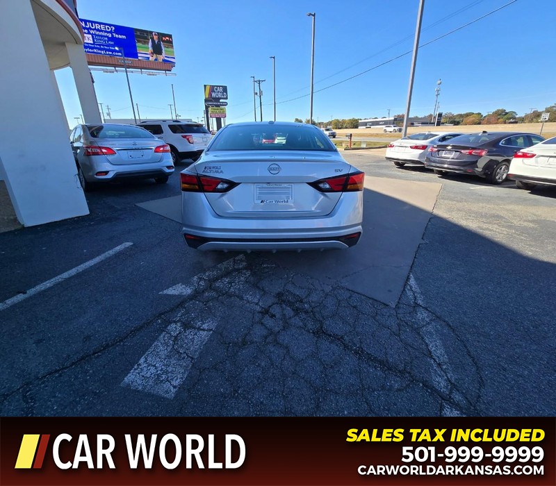 Nissan Altima Vehicle Full-screen Gallery Image 5