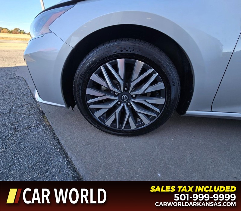 Nissan Altima Vehicle Full-screen Gallery Image 6