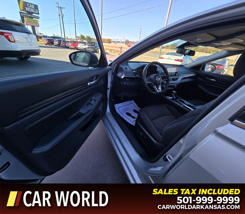 Nissan Altima Vehicle Full-screen Gallery Image 7