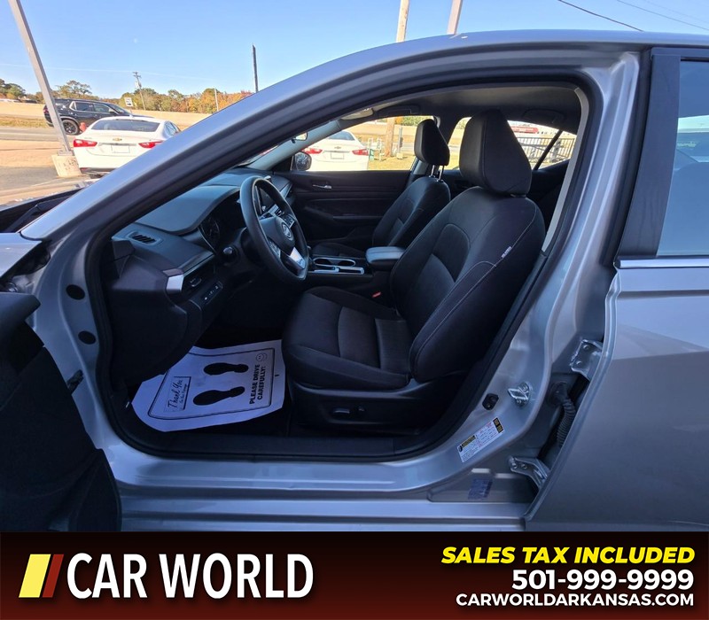 Nissan Altima Vehicle Full-screen Gallery Image 8