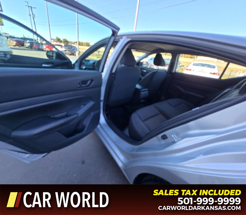 Nissan Altima Vehicle Full-screen Gallery Image 9