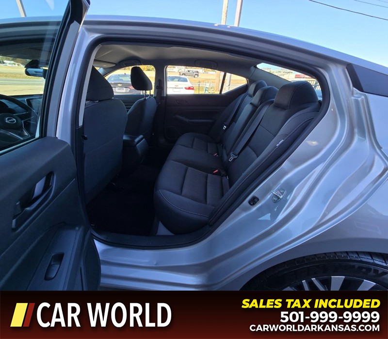 Nissan Altima Vehicle Full-screen Gallery Image 10