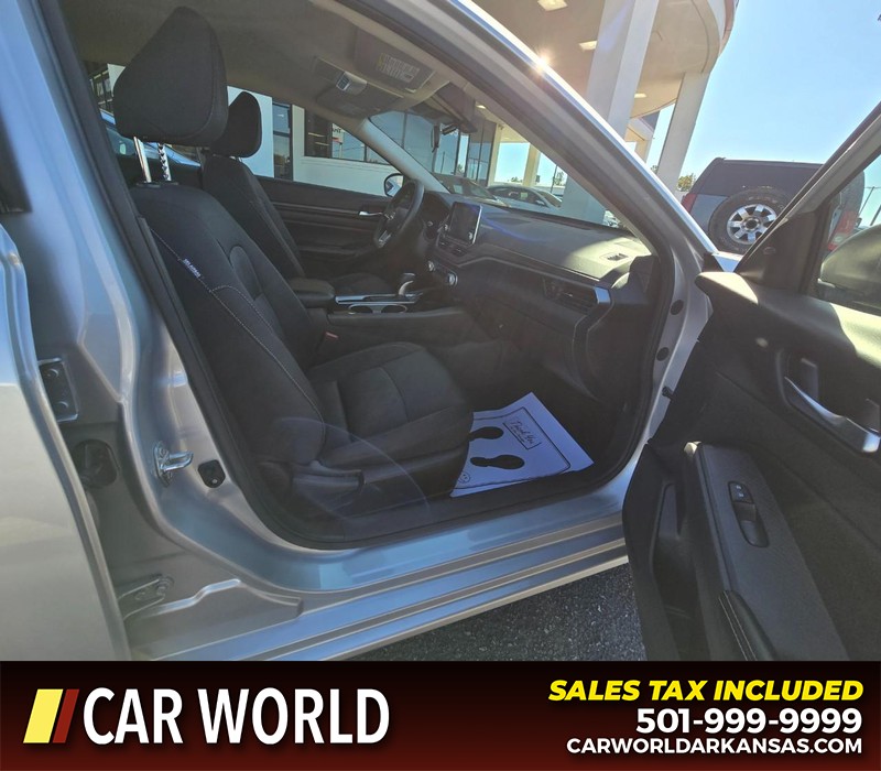 Nissan Altima Vehicle Full-screen Gallery Image 11