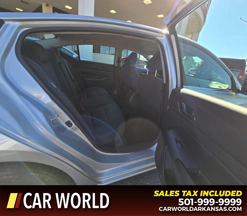 Nissan Altima Vehicle Full-screen Gallery Image 12