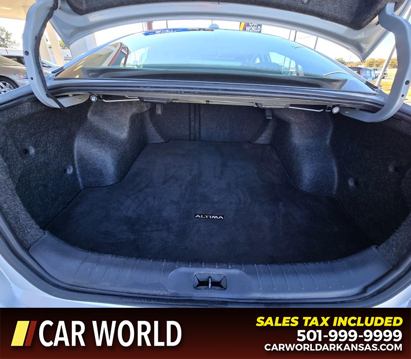 Nissan Altima Vehicle Full-screen Gallery Image 13