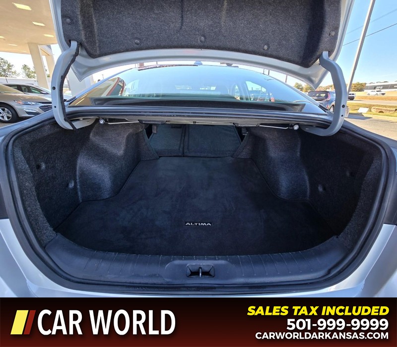 Nissan Altima Vehicle Full-screen Gallery Image 14