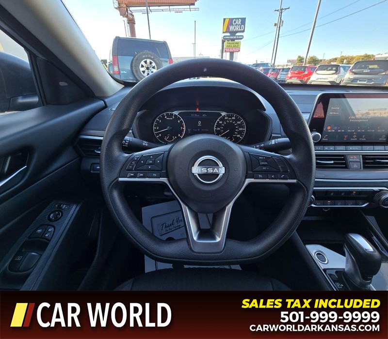 Nissan Altima Vehicle Full-screen Gallery Image 15