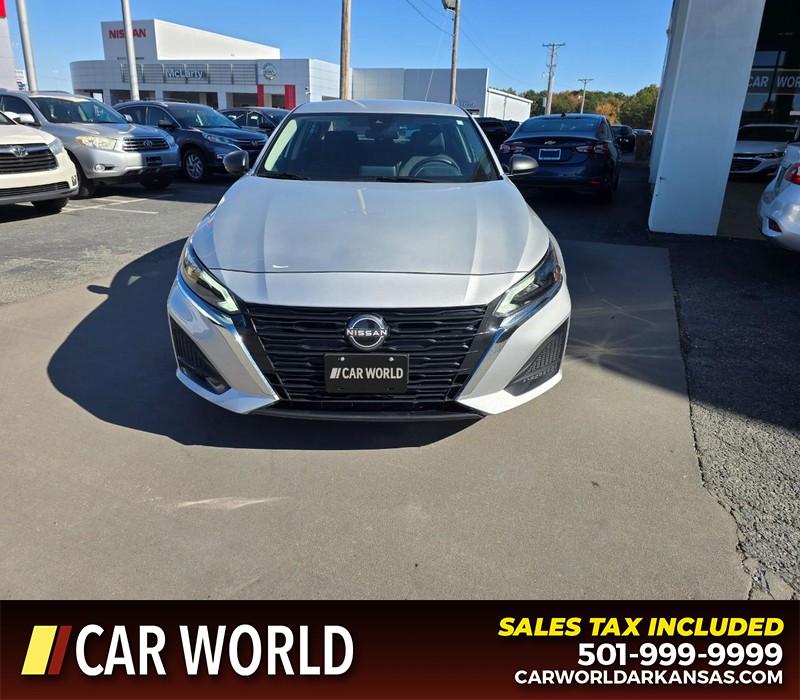 Nissan Altima Vehicle Full-screen Gallery Image 2