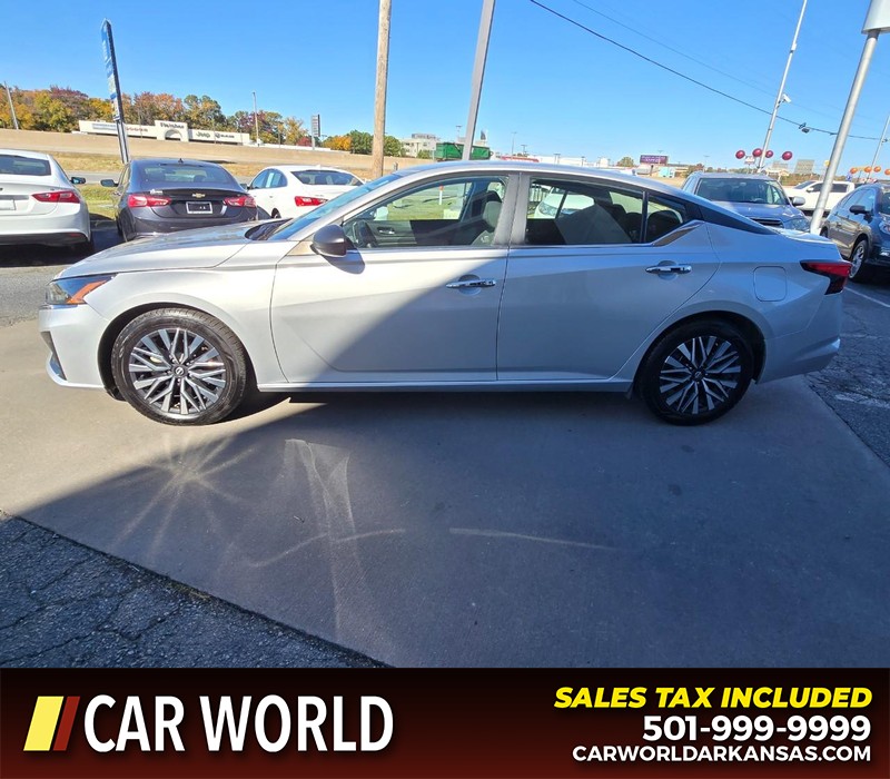 Nissan Altima Vehicle Full-screen Gallery Image 4