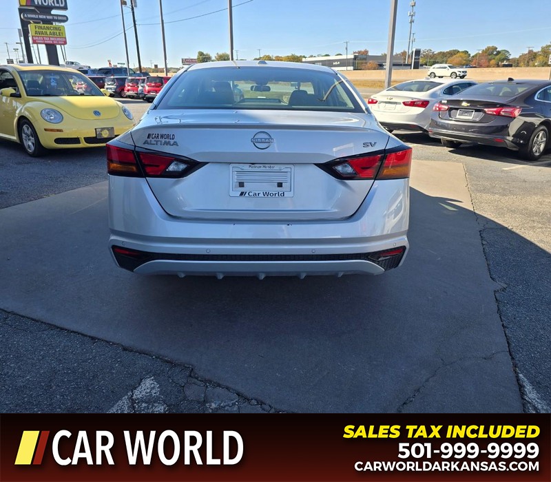 Nissan Altima Vehicle Full-screen Gallery Image 5