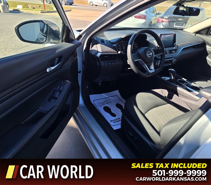 Nissan Altima Vehicle Full-screen Gallery Image 7