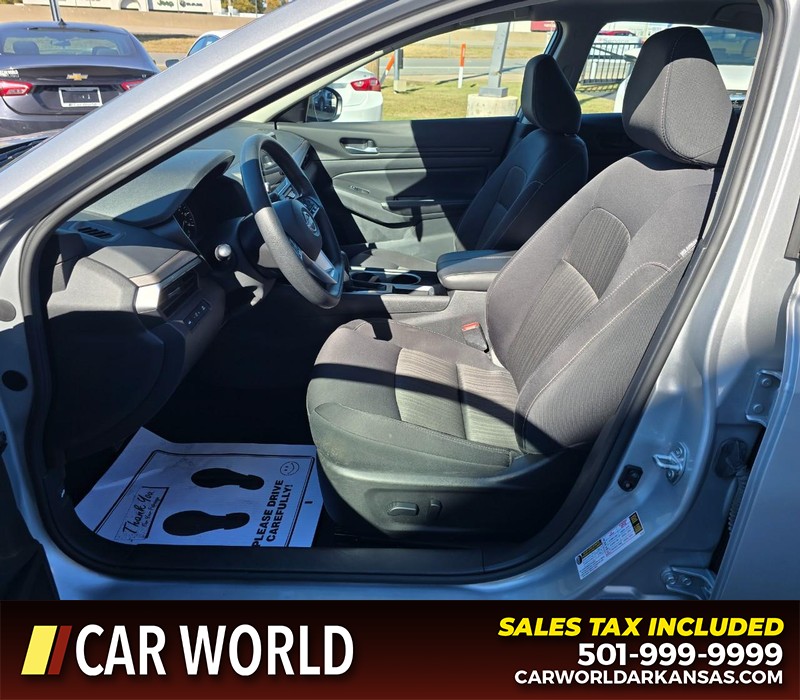 Nissan Altima Vehicle Full-screen Gallery Image 8