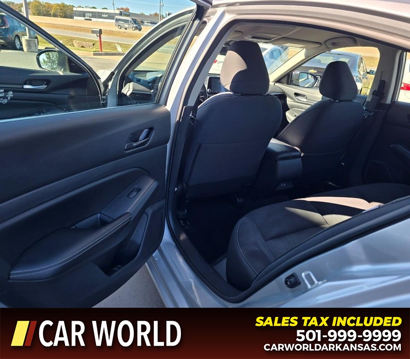 Nissan Altima Vehicle Full-screen Gallery Image 9