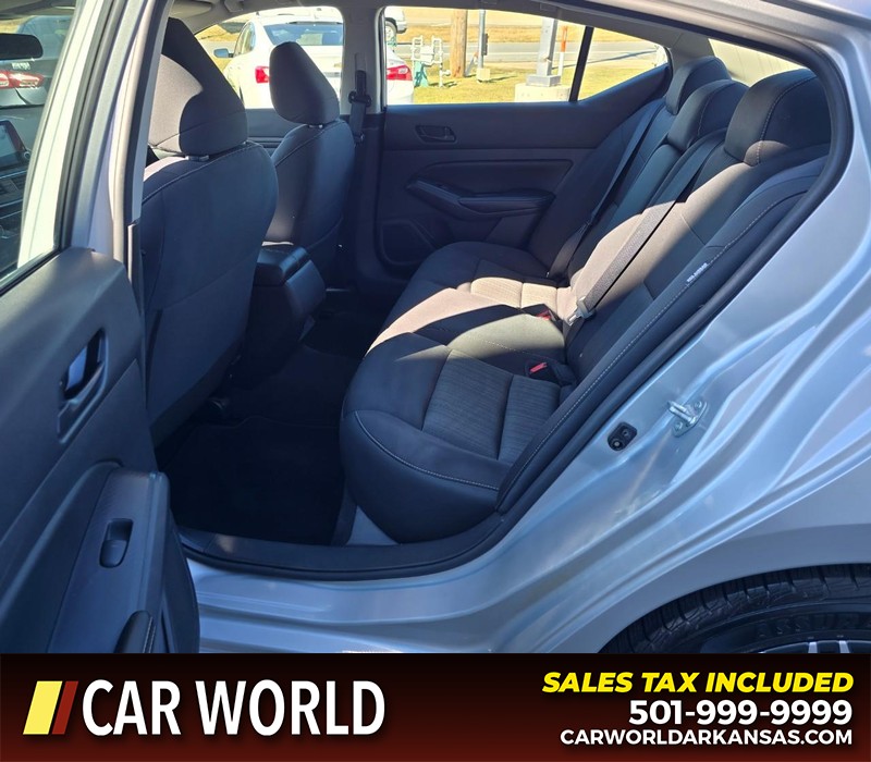 Nissan Altima Vehicle Full-screen Gallery Image 10