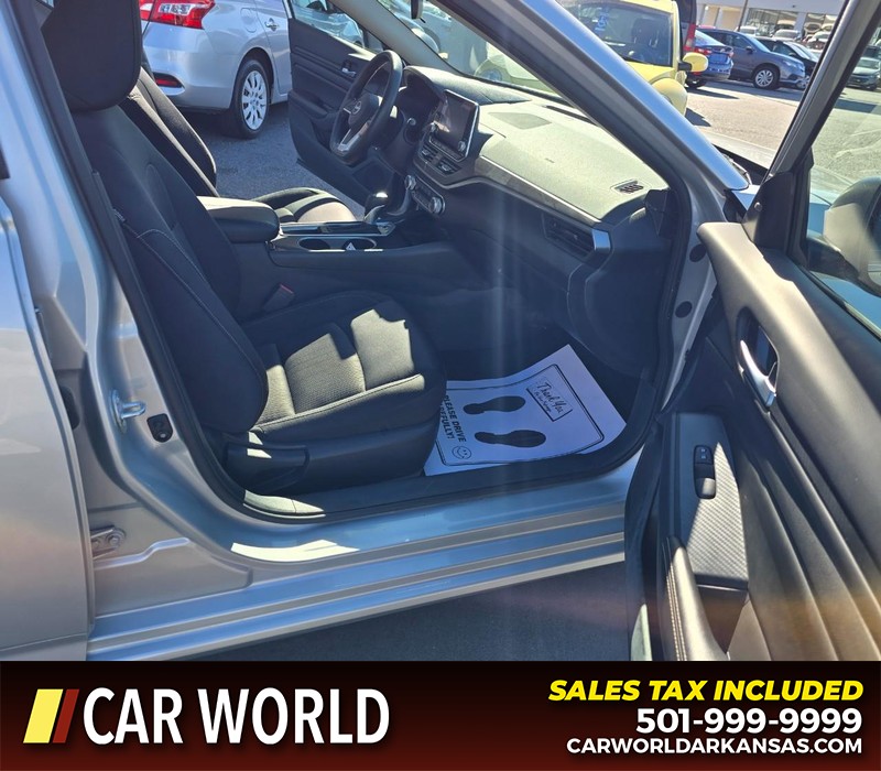 Nissan Altima Vehicle Full-screen Gallery Image 11