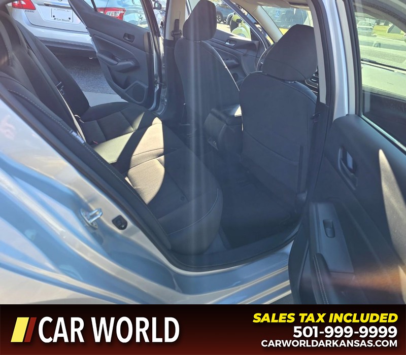 Nissan Altima Vehicle Full-screen Gallery Image 12