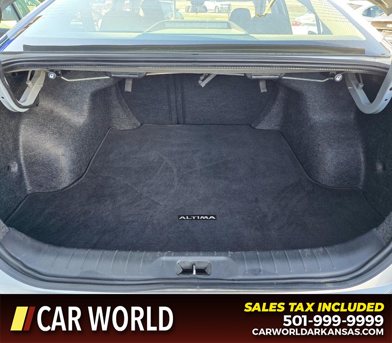 Nissan Altima Vehicle Full-screen Gallery Image 13