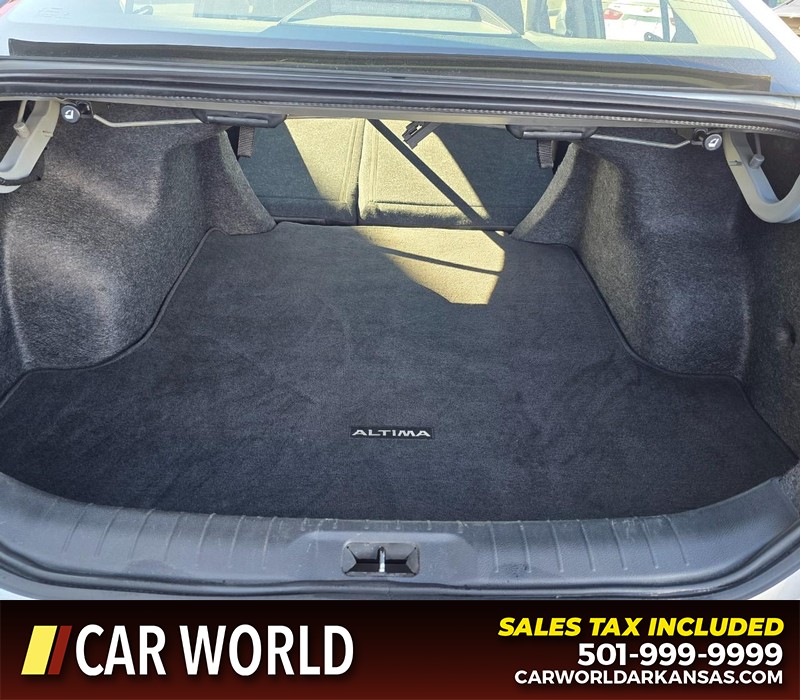 Nissan Altima Vehicle Full-screen Gallery Image 14
