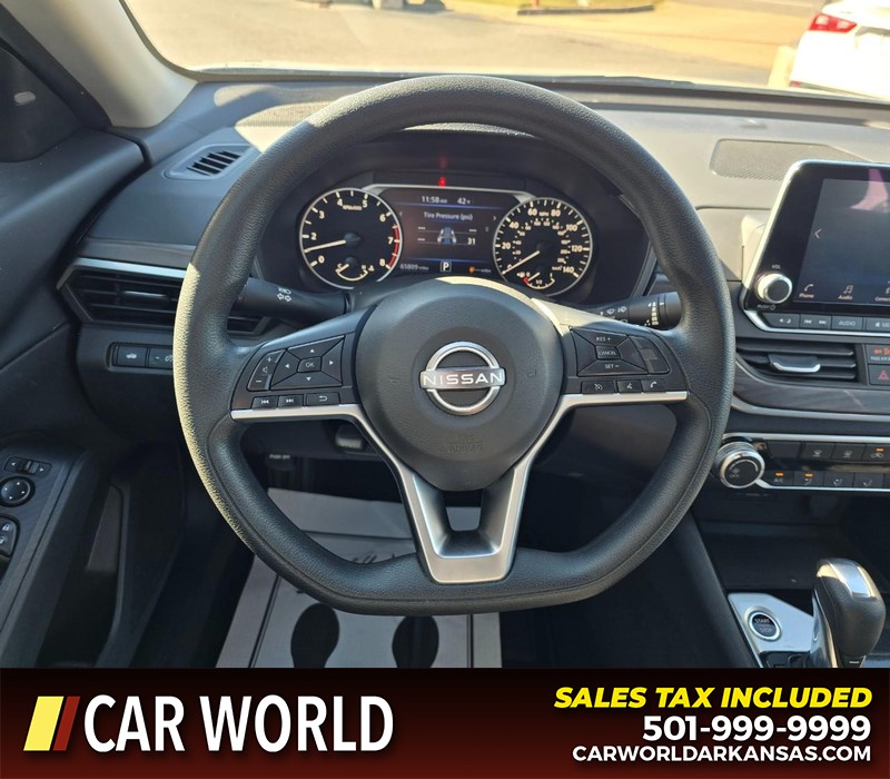 Nissan Altima Vehicle Full-screen Gallery Image 15