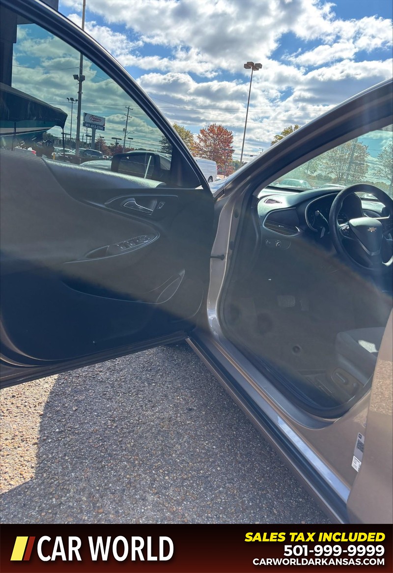 Chevrolet Malibu Vehicle Full-screen Gallery Image 12