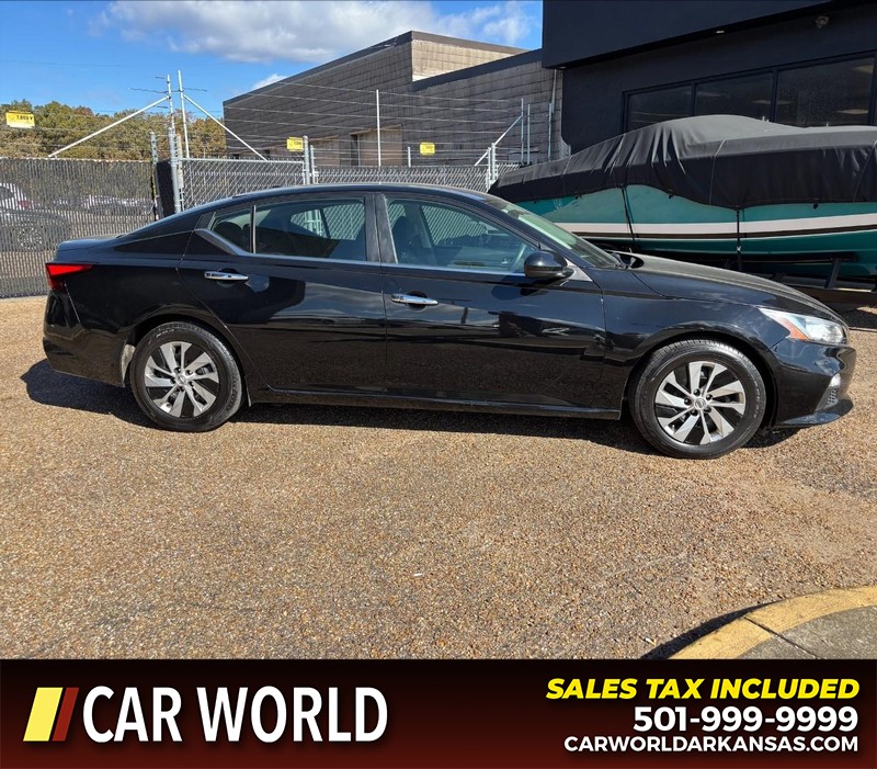 Nissan Altima Vehicle Full-screen Gallery Image 2