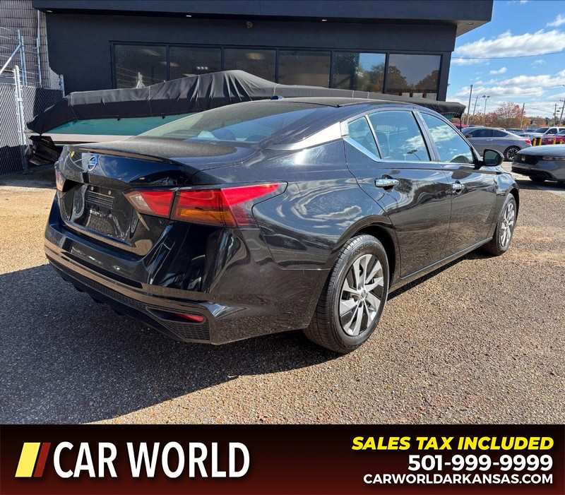 Nissan Altima Vehicle Full-screen Gallery Image 3