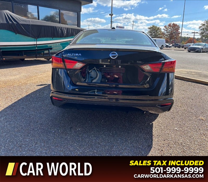 Nissan Altima Vehicle Full-screen Gallery Image 4