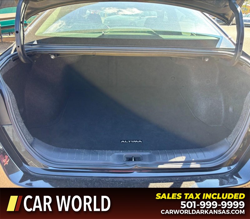 Nissan Altima Vehicle Full-screen Gallery Image 6