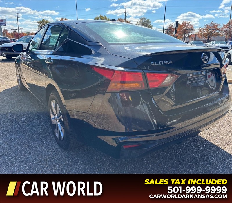 Nissan Altima Vehicle Full-screen Gallery Image 7