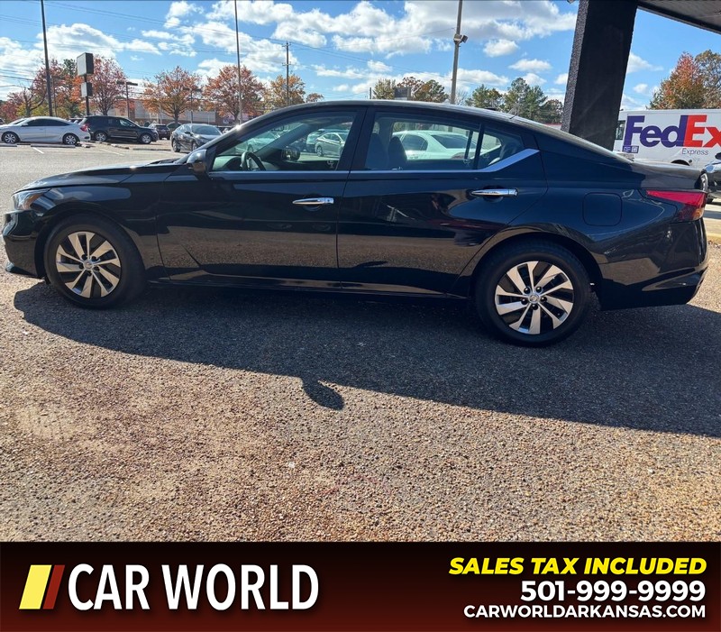 Nissan Altima Vehicle Full-screen Gallery Image 8