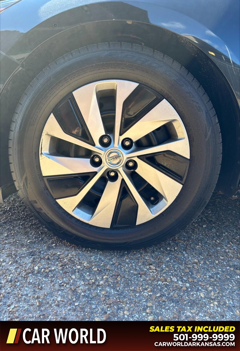 Nissan Altima Vehicle Full-screen Gallery Image 11