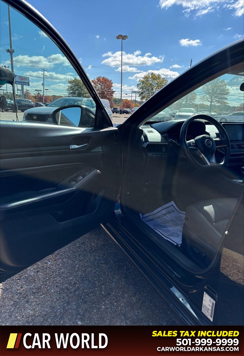 Nissan Altima Vehicle Full-screen Gallery Image 12