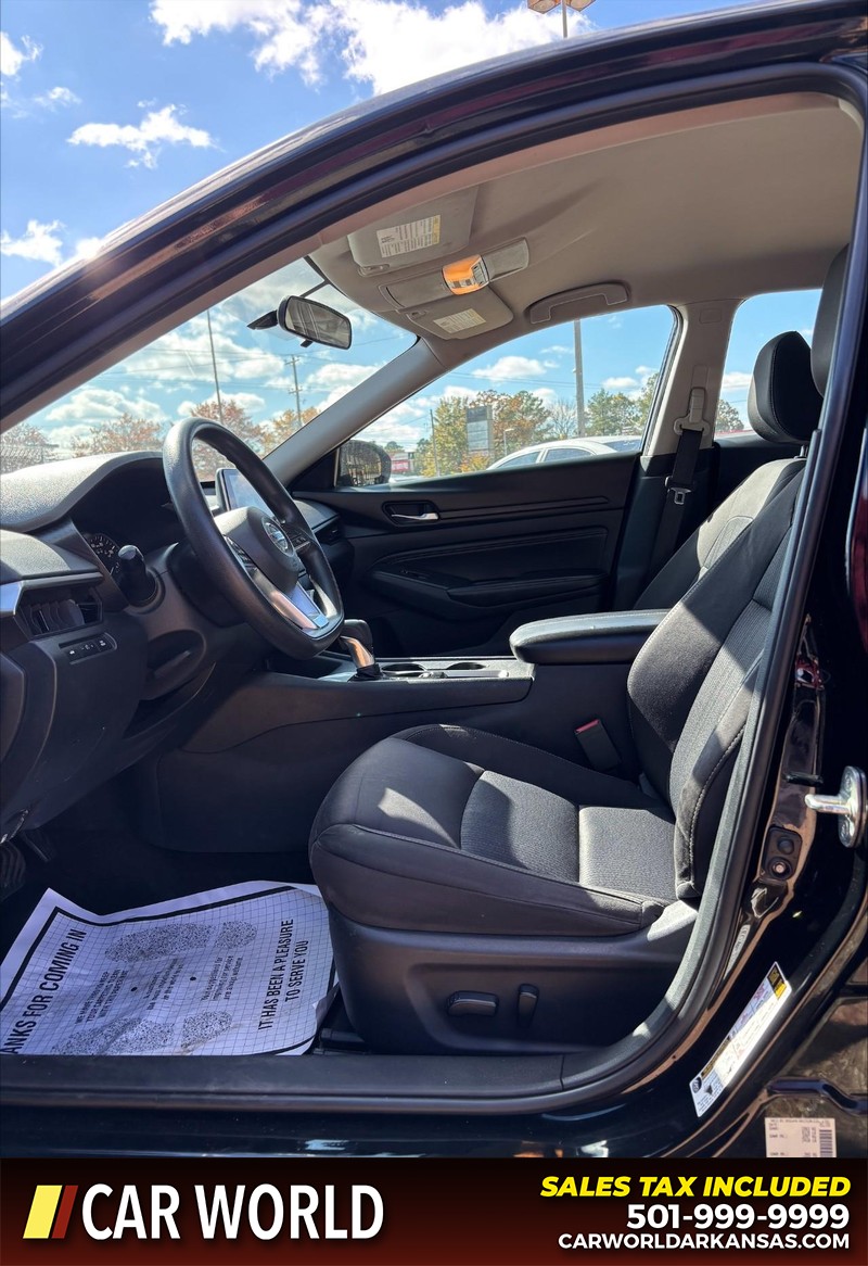 Nissan Altima Vehicle Full-screen Gallery Image 13